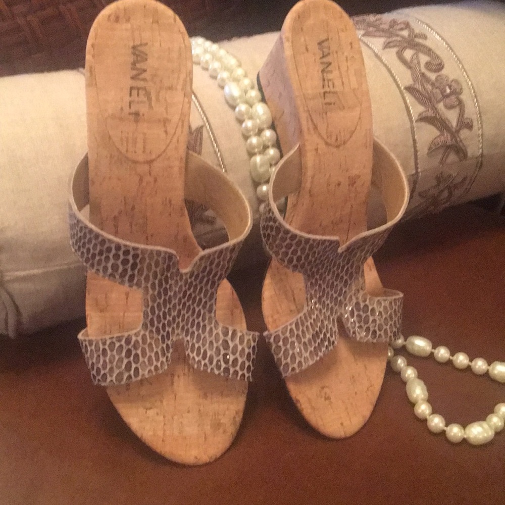 Hermès inspired wedge by Vaneli. 7.5M